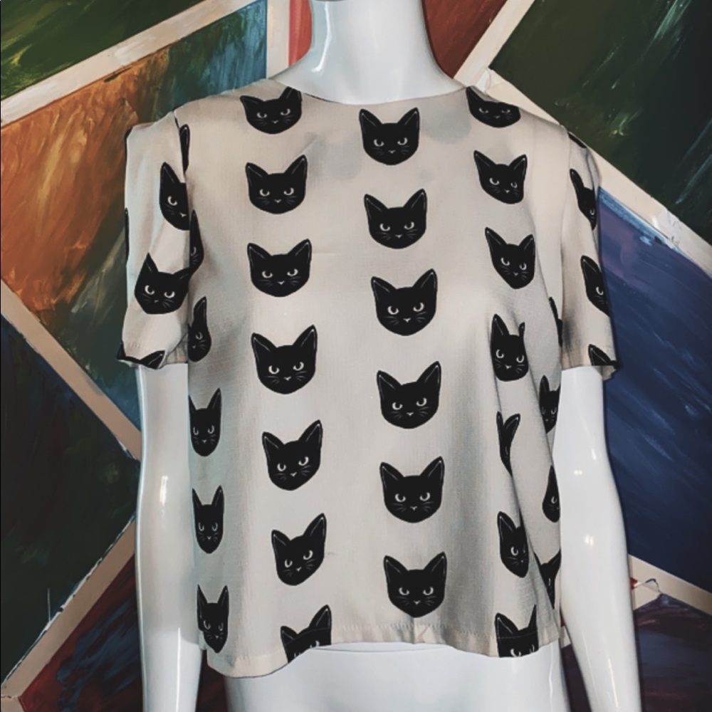 Short sleeve tee with cat print!